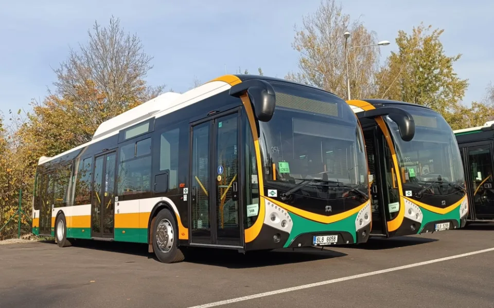 Dopravní podnik koupil deset nových nízkoemisních autobusů, čtyři z nich už jezdí na linkách MHD v Liberci