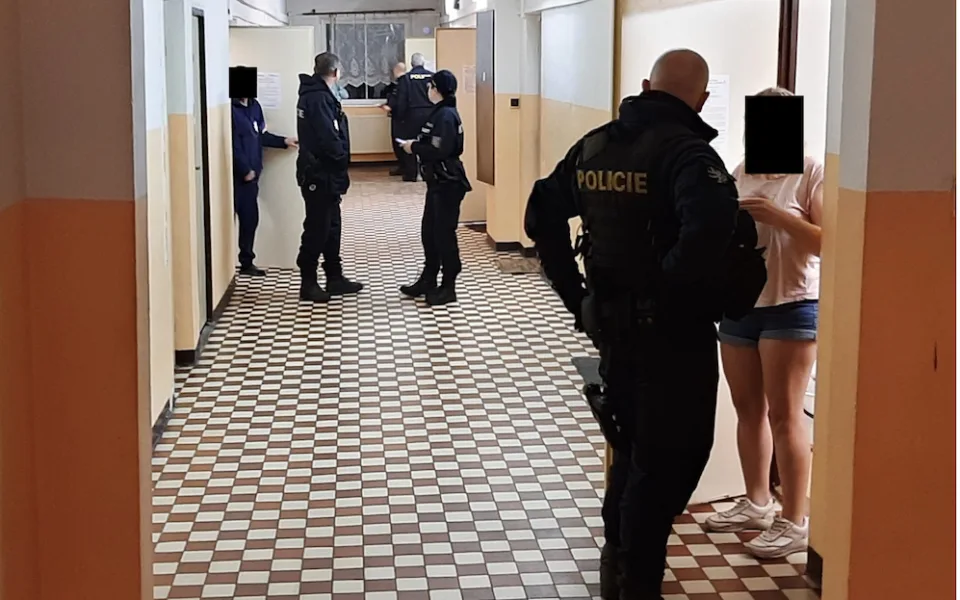 Cizinci, drogy i mládež. Policie vyrazila na kontroly