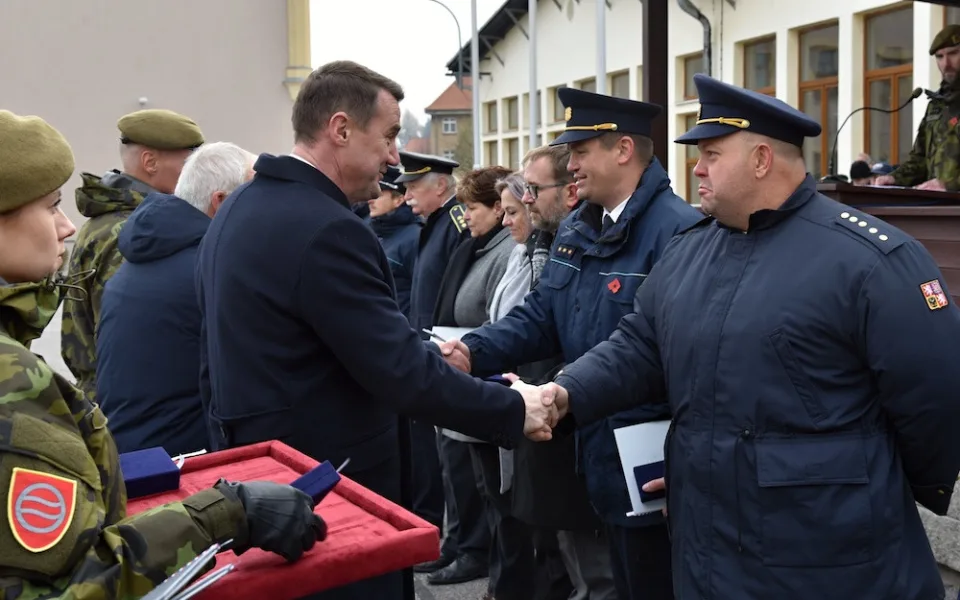 V Den válečných veteránů hejtman vyznamenal zachránce života, vzorné vojáky i hasiče