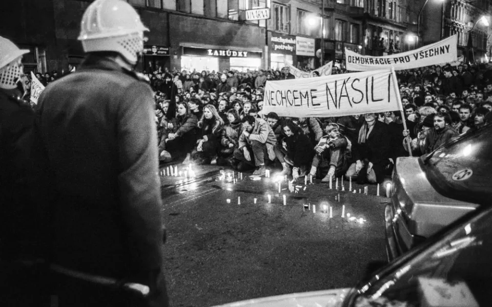 V Liberci bude od pátku vystavovat ikona české reportážní fotografie Jan Šibík, představí fotky ze sametové revoluce