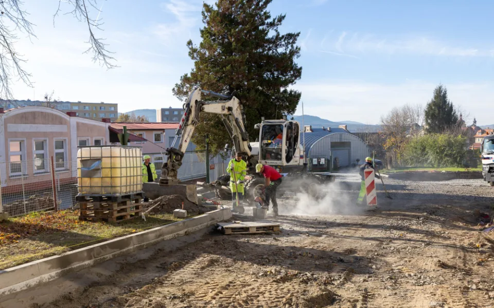V Grabštejnské ulici v Hrádku nad Nisou vzniká parkoviště pro 24 aut