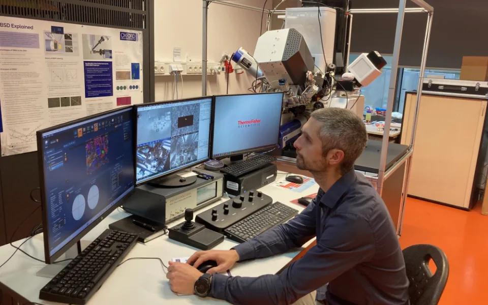 Liberecká univerzita má elitu mezi mikroskopy. Přístroj za 145 milionů se dostane i pod povrch a nabízí 3D pohled na vzorek