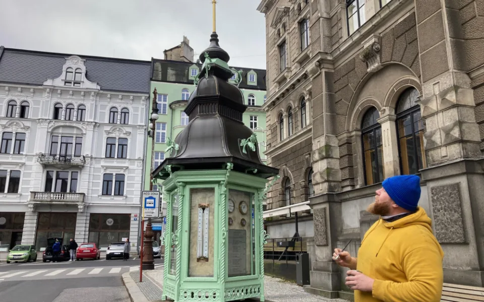 Památkově chráněná meteobudka se po renovaci vrátila za budovu liberecké radnice