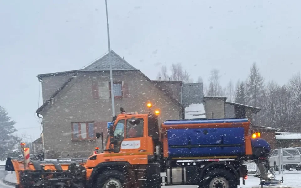V Libereckém kraji sněží, silničáří doporučují opatrnost. Počasí bude jako na houpačce