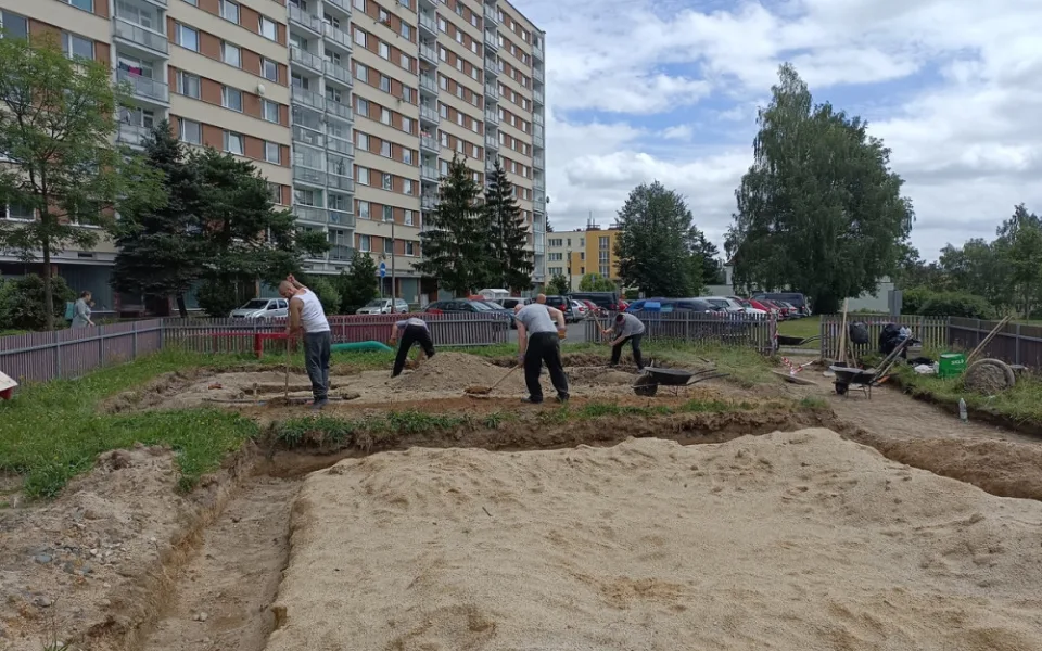 Odsouzení z liberecké věznice pomáhají ve městě. Pracovali na opravě hřiště u Hokejky nebo na likvidaci černé skládky