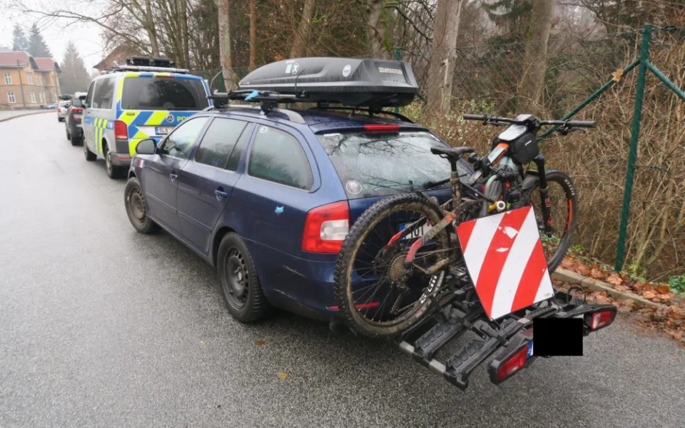 Auto se před pekařstvím ve Smržovce samo rozjelo. Přejelo frekventovanou silnici a narazilo do plotu