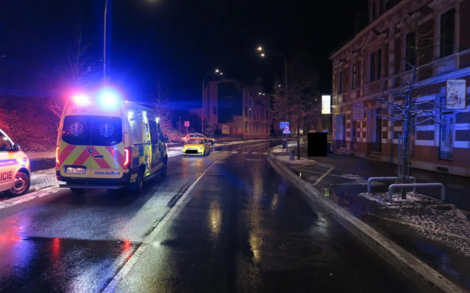 Audi srazilo ve středu na přechodu v Jablonci chodce. Policie hledá svědky nehody či kamerové záznamy
