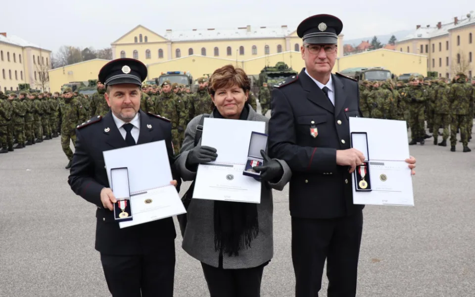 Za záchranu lidského života obdrželi policisté z Hrádku nad Nisou medaili 1. stupně