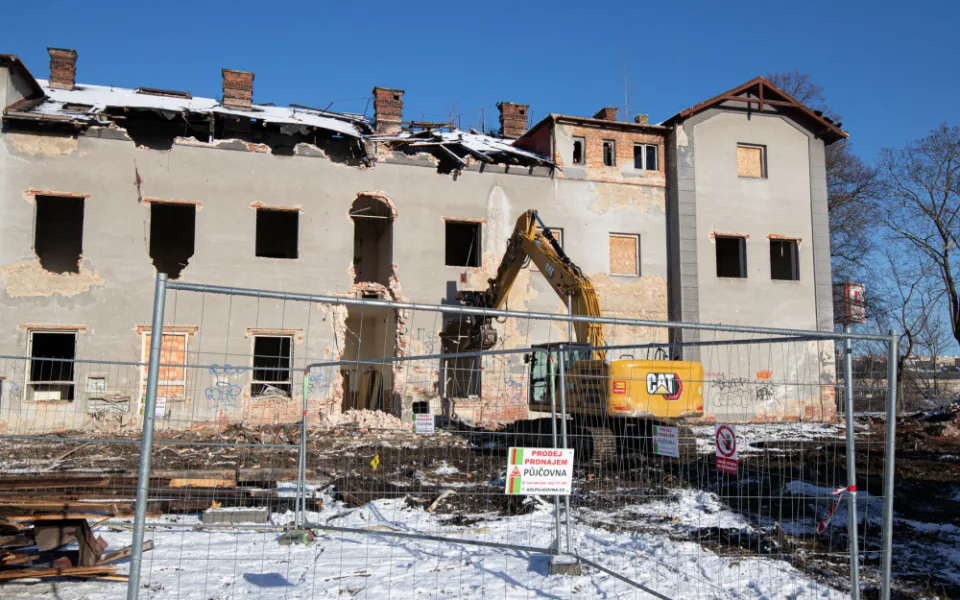 Budova bývalého nádraží v České Lípě jde k zemi. Na jejím místě vyroste nová městská čtvrť