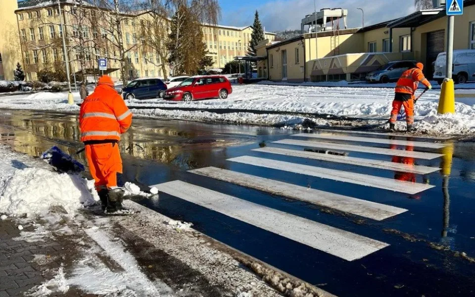 V zimní údržbě Jablonce nad Nisou přibyly další stovky metrů chodníků i vozovek či parkoviště