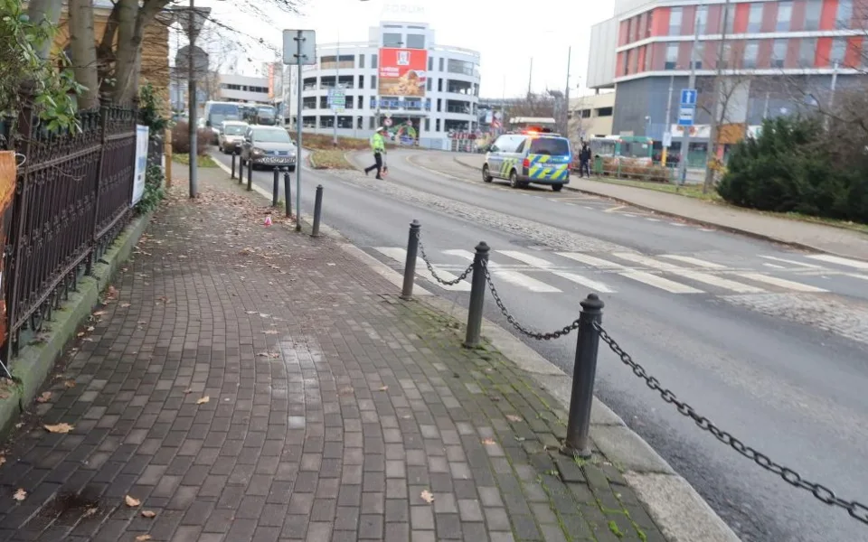 Elektrokoloběžka srazila v Liberci u terminálu Fügnerova chodkyni, řidič bez ujel. Policie hledá svědky nehody