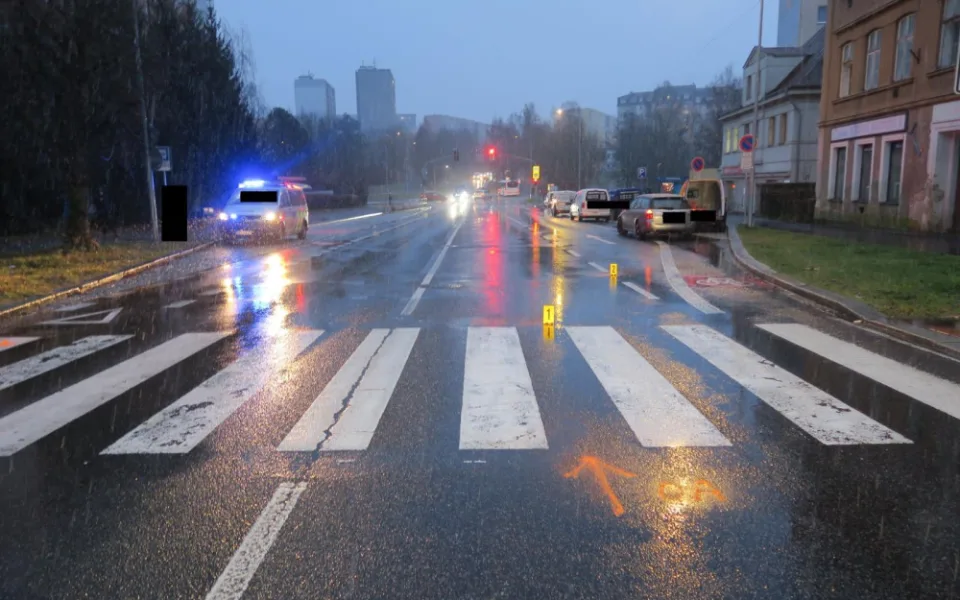 Řidič Subaru nedal v Jablonci na přechodu pro chodce přednost přecházející dvojici, do dítěte narazil