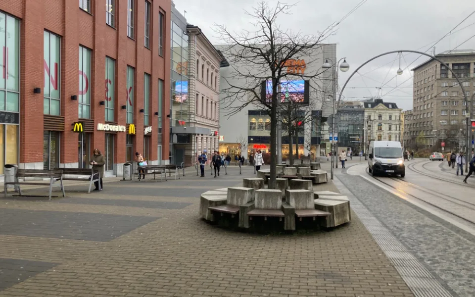 Náměstí před radnicí jako parkoviště a Moskevská plná aut? Liberec řekl neoprávněným vjezdům do pěších zón dost