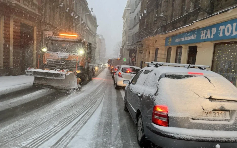 Dopravu komplikuje husté sněžení, v Liberci nejezdí tramvaje do Hanychova ani některé autobusy MHD. Dálnice na Turnov stojí