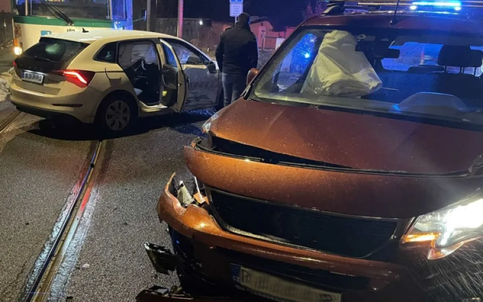 V Ještědské ulici v Horním Hanychově se srazila tramvaj s dvěma osobními vozy, jedna osoba byla zraněna