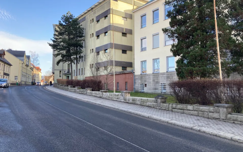 Zastávka u nemocnice v Husově ulici v Liberci bude pro cestující novou linkou MHD č. 40 hotova v létě příštího roku