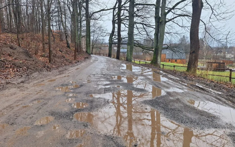 Objížďky pro místní související s opravou silnice v Mníšku a Oldřichově jsou v katastrofálním stavu. Kraj přispěje na jejich opravu