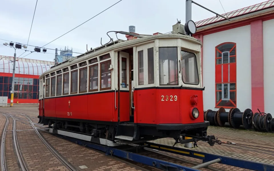 Dopravní podnik koupil historickou tramvaj ve vídeňském stylu, plně provozní. Na liberecké koleje vyjede v roce 2026