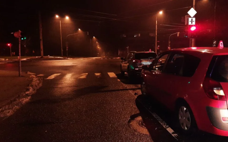 Mladý řidič na červené nedobrzdil a narazil do auta před sebou. Nadýchal skoro tři promile