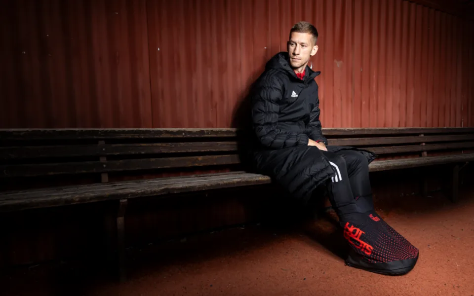 Už žádné zmrzlé nohy fotbalistů na střídačce, liberecká univerzita pro ně navrhla vyhřívaný vak