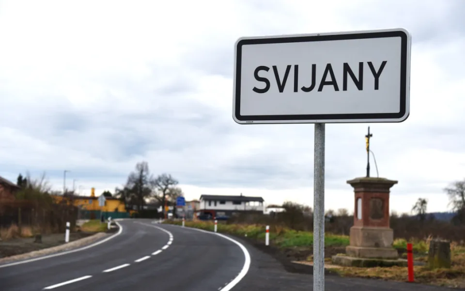 Silnice ve Svijanech má nový povrch, chodci se tu dočkali chodníků a osvětlených přechodů