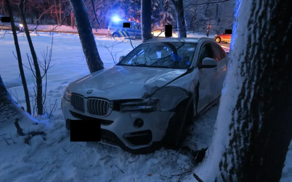 S kradeným autem a pod vlivem drog ujížděl policistům. Jízdu nezvládl a havaroval