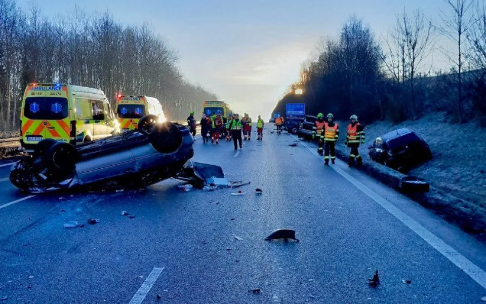 Hromadná nehoda u Chrastavy. Při srážce pěti aut dvanáct zraněných
