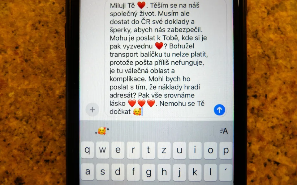 Žena naletěla podvodníkovi, který se vydával za českého lékaře působícího na Ukrajině. Přišla o 300 tisíc korun