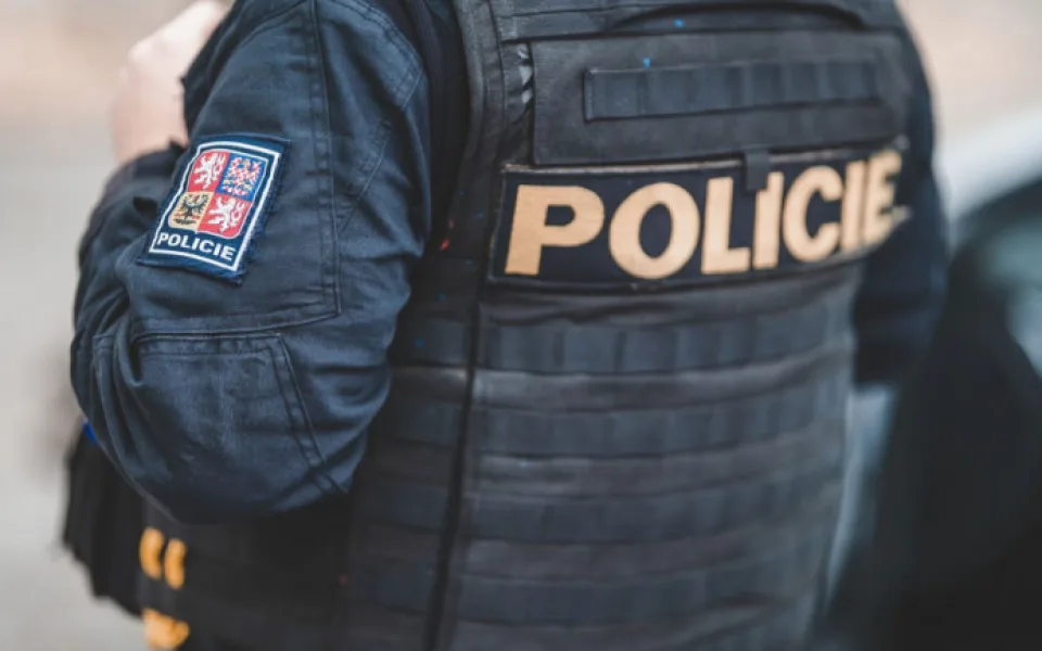 Mladý řidič v Rokytnici nezvládl jízdu. Auto přimáčklo chodkyni na svodidla, těžce se zranila