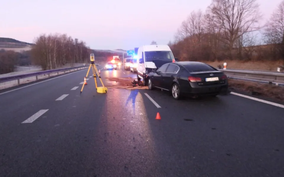Jel v protisměru, u Bílého Kostela způsobil dvě nehody a utekl. Řidiče hledá policie