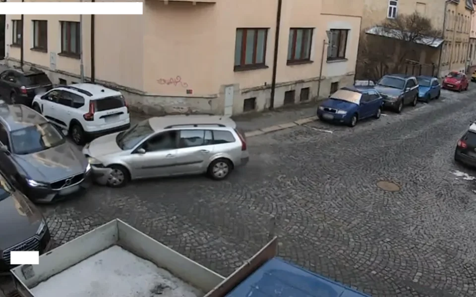 Policie hledá svědky nehody, která se stala na Nový rok na křižovatce ulic Střelecká a Souběžná v Jablonci