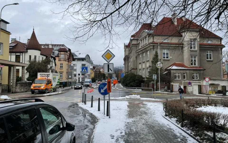 Na křižovatce ulic Husova a Klášterní došlo ke změně přednosti. Opatření je dočasné, důvodem je uzavírka Jablonecké ulice