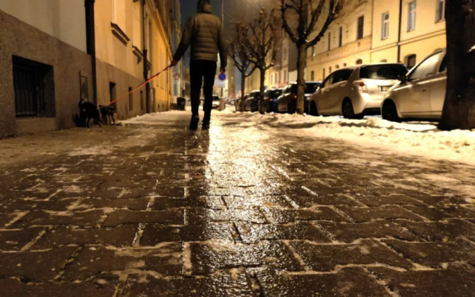 Meteorologové vydali na dnešní noc výstrahu před silným větrem, do rána to také bude klouzat
