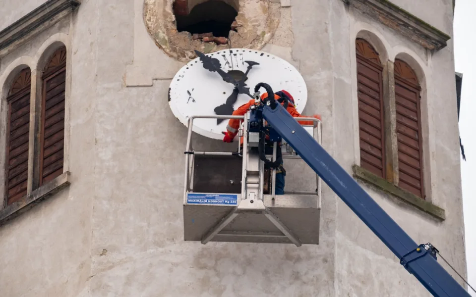 Věž kostela sv. Anny v Dětřichově je bez ciferníků. Stejně jako hodinový stroj je čeká restaurování