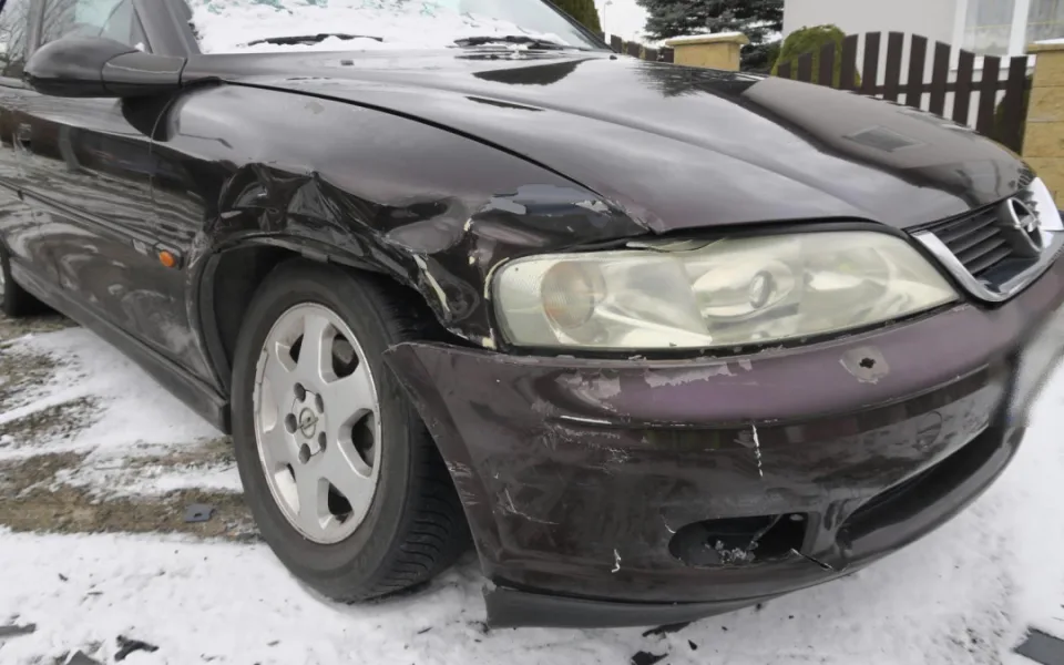 Na zledovatělé silnici nabourala zaparkované auto a ujela. Pomohli sousedé