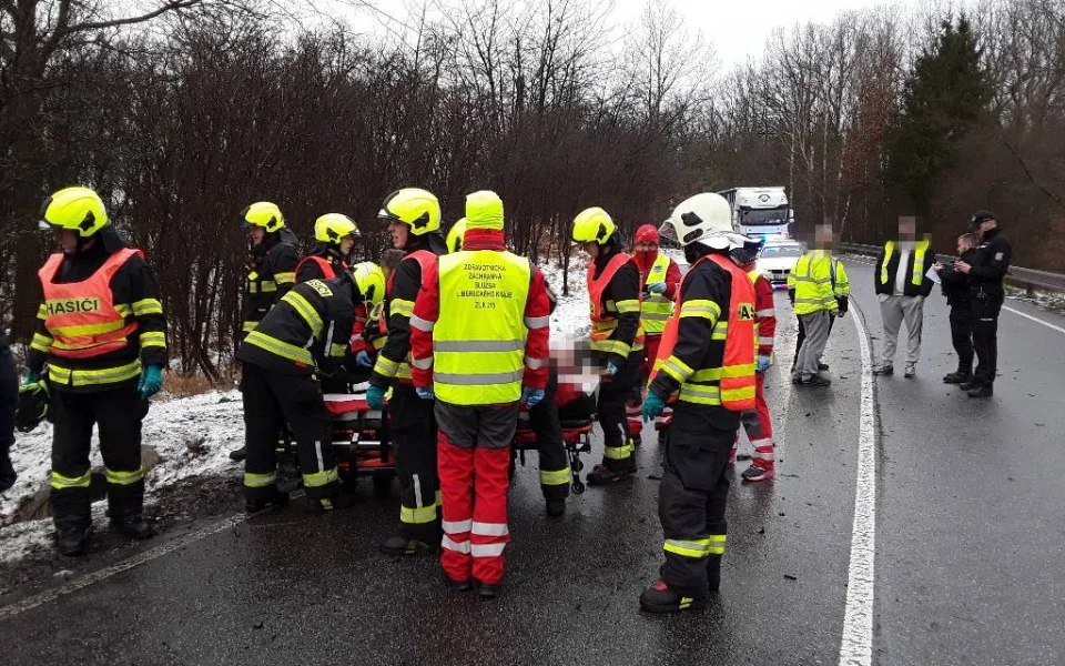 Vážná nehoda u Holan. Zaklíněnou osobu museli vyprostit, pomoc zavolal mobil