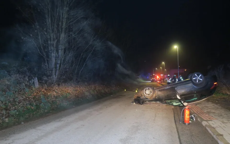 Žena se zákazem řízení otočila při nehodě auto na střechu, z místa utekla a odmítla dechovou zkoušku. Souhrn trestů ji nemine