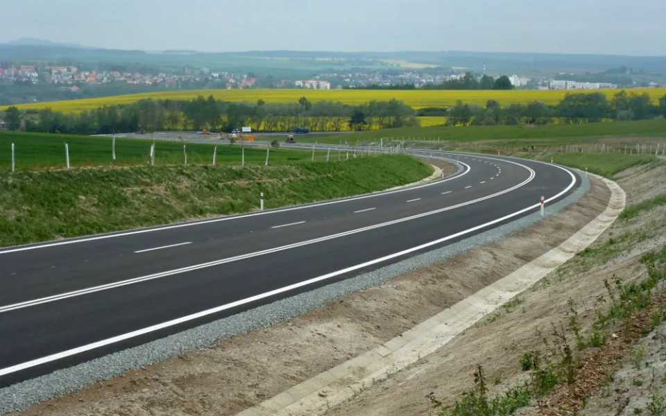 Letošní rok přináší novinky v dopravě: Dražší dálniční známky, digitalizace i větší bezpečnost na železnici