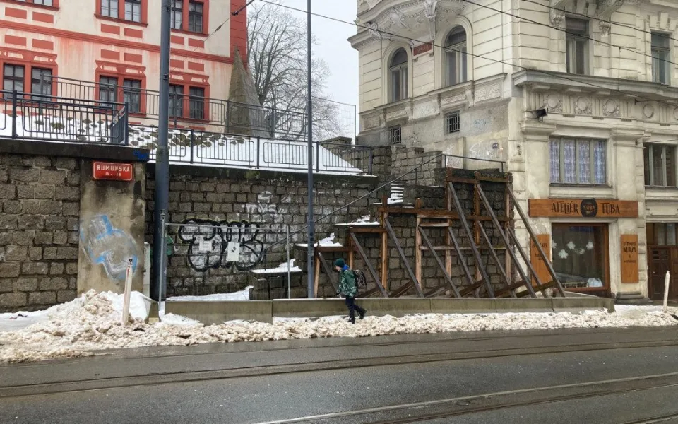 Opěrná zeď a schodiště v Rumunské ulici u zámku budou opraveny do konce prázdnin