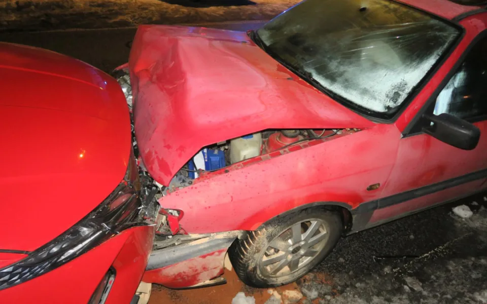 Řidič v Desné se 3,81 promile alkoholu se ve svém jízdním pruhu neudržel, způsobil nehodu tří aut