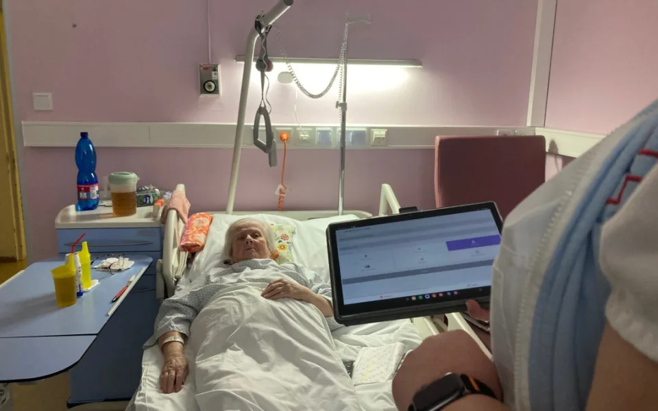 Dokáže zabránit pádu nechodícího pacienta. Liberecká nemocnice začala využívat nový bezkontaktní monitoring lůžek
