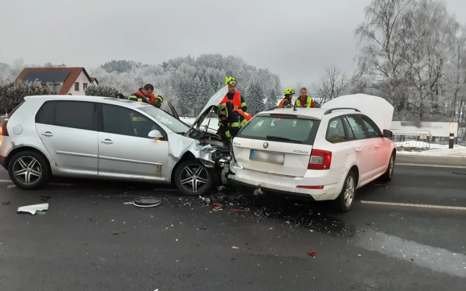 Srážka dvou aut u Svoru. První pomoc zraněnému poskytli hasiči