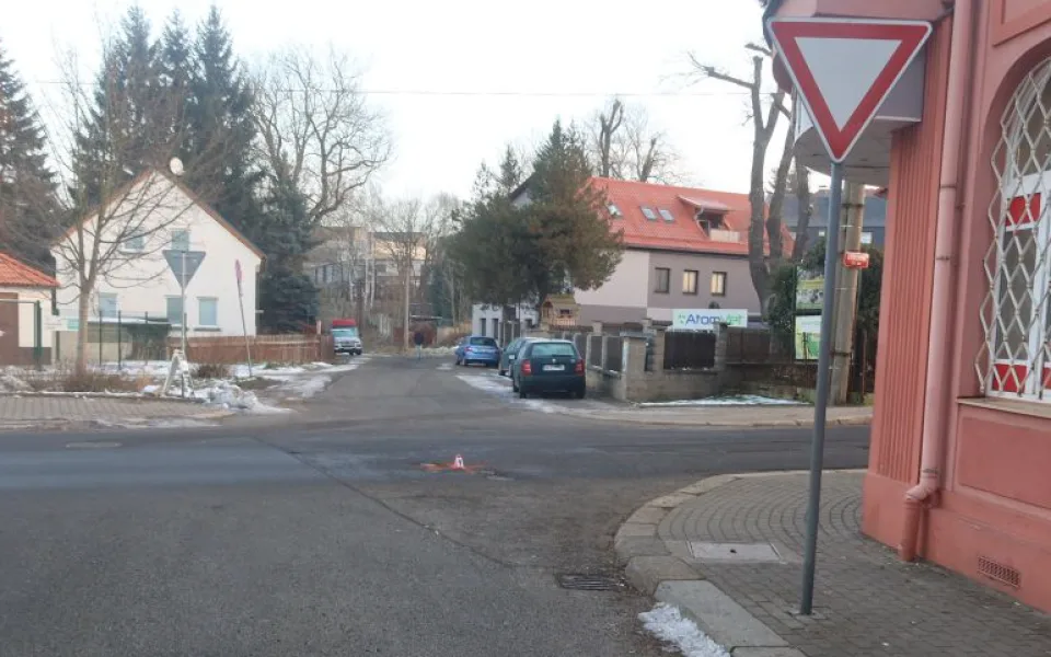 Řidič v Liberci srazil chodkyni a po chvíli odjel. Hledá ho policie