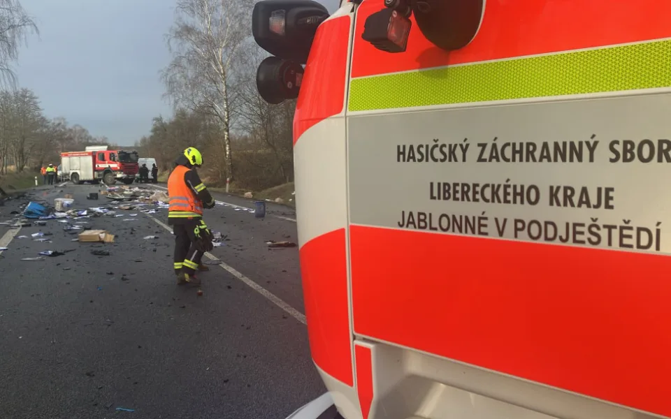 Střet dodávky s kamionem uzavřel silnici 13 u Jablonného, jeden člověk zemřel