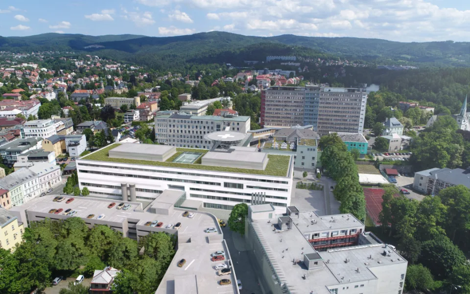 Vizualizace Centra urgentní medicíny a parkovacího domu, v pravé části sportoviště TJ lokomotiva Liberec