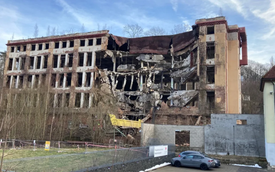 Demolice poslední budovy Textilany začne v pátek. Kvůli přilehlé zástavbě změnil statik místo zahájení bourání