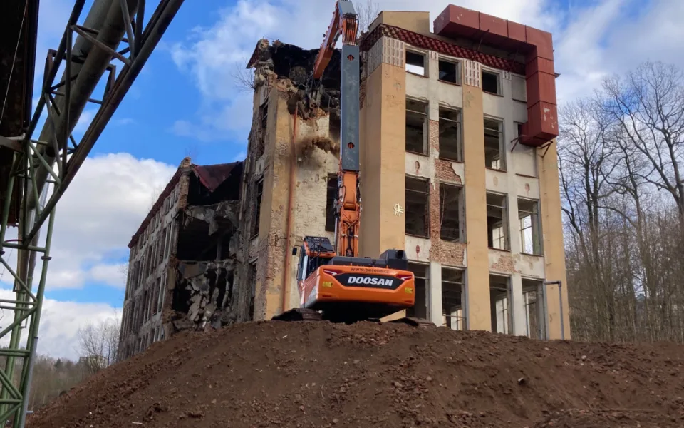 Demolice posledního objektu Textilany začala. Skončit má do deseti dnů