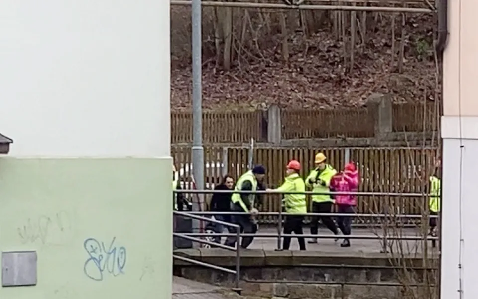 Rvačka těsně před startem bourání Textilany. Nezvládnuté emoce na chvíli odvedly pozornost od ramena bouracího bagru