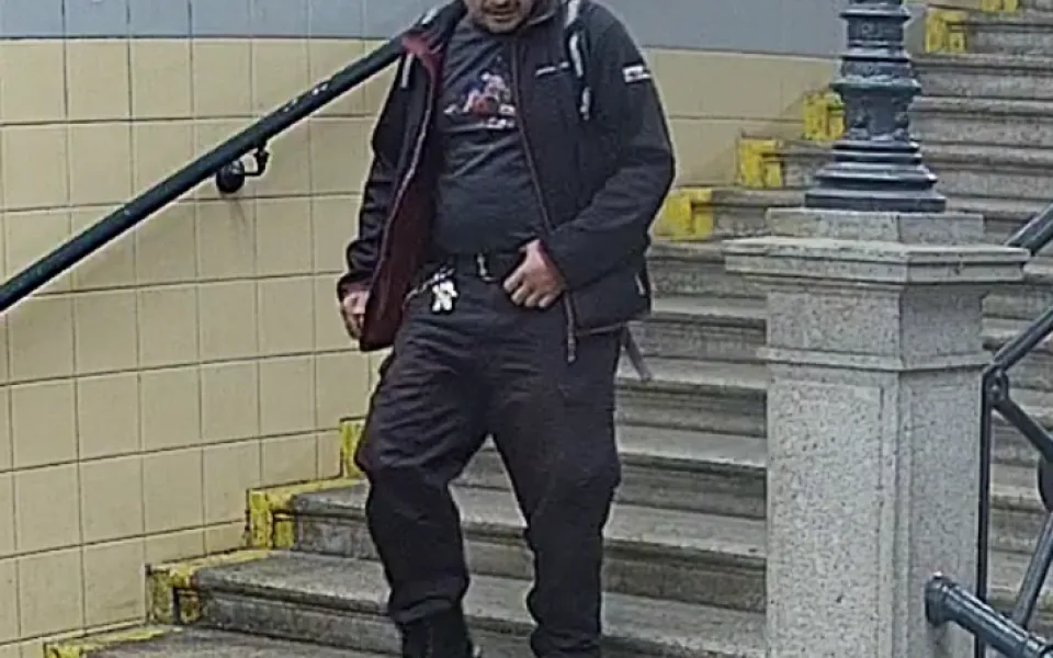Vandalismus na libereckém nádraží. Policie pátrá po muži, který se v místě pohyboval