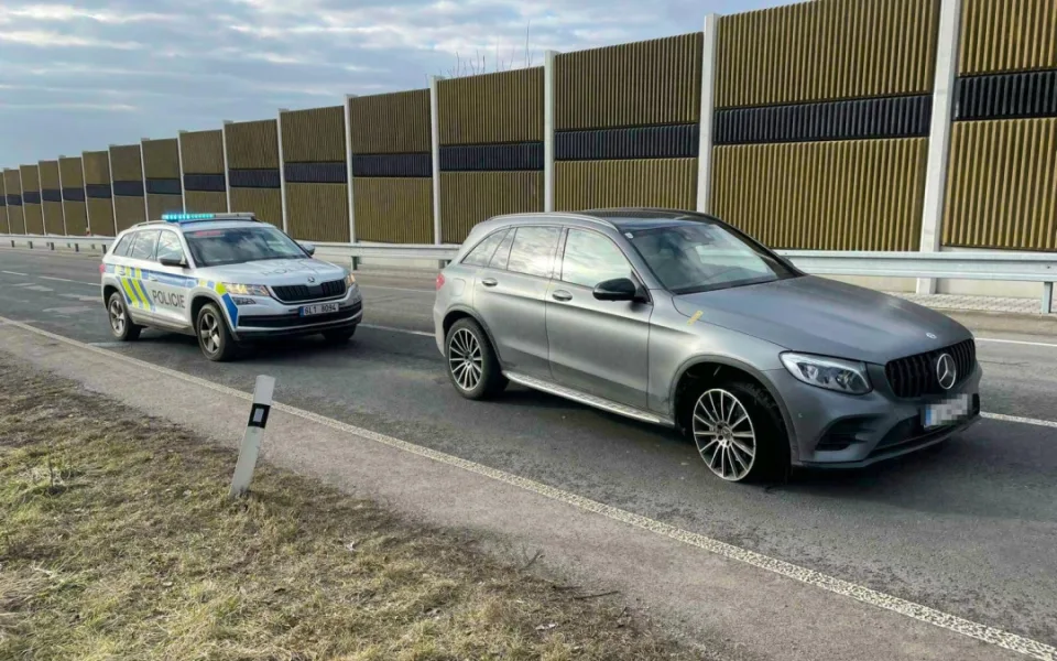 Zastavovací pásy zloděje Mercedesu jen zpomalily. Zastavit a vystoupit ho donutila až namířená střelná zbraň